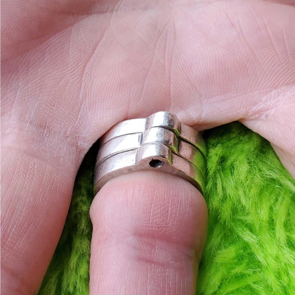 Cool 3 ring in 1, each ring different size, material unknown does not discolor - Picture 4 of 5